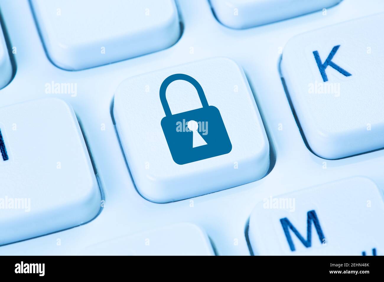 Internet-Sicherheit Computerschloss Symbol geschützt Datenschutz Symbol blau Tastatur Stockfoto