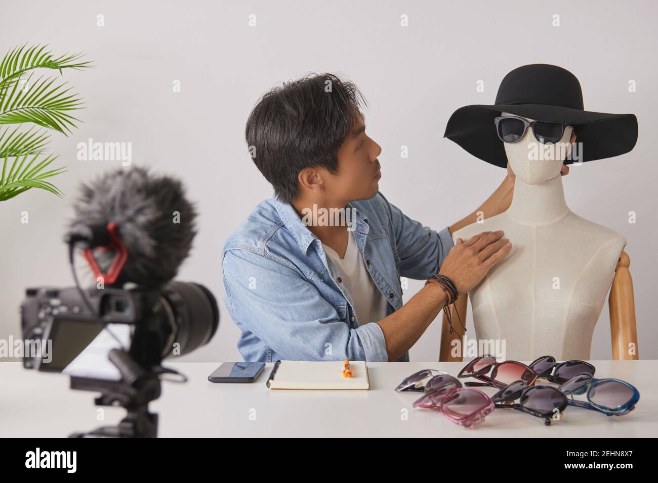 Asian Vlogger oder Blogger setzen Mode-Brille auf das Gesicht von Schaufensterpuppen und Aufnahme Video. Freelancer Online Live Streaming mit Kunden über Social Media Stockfoto