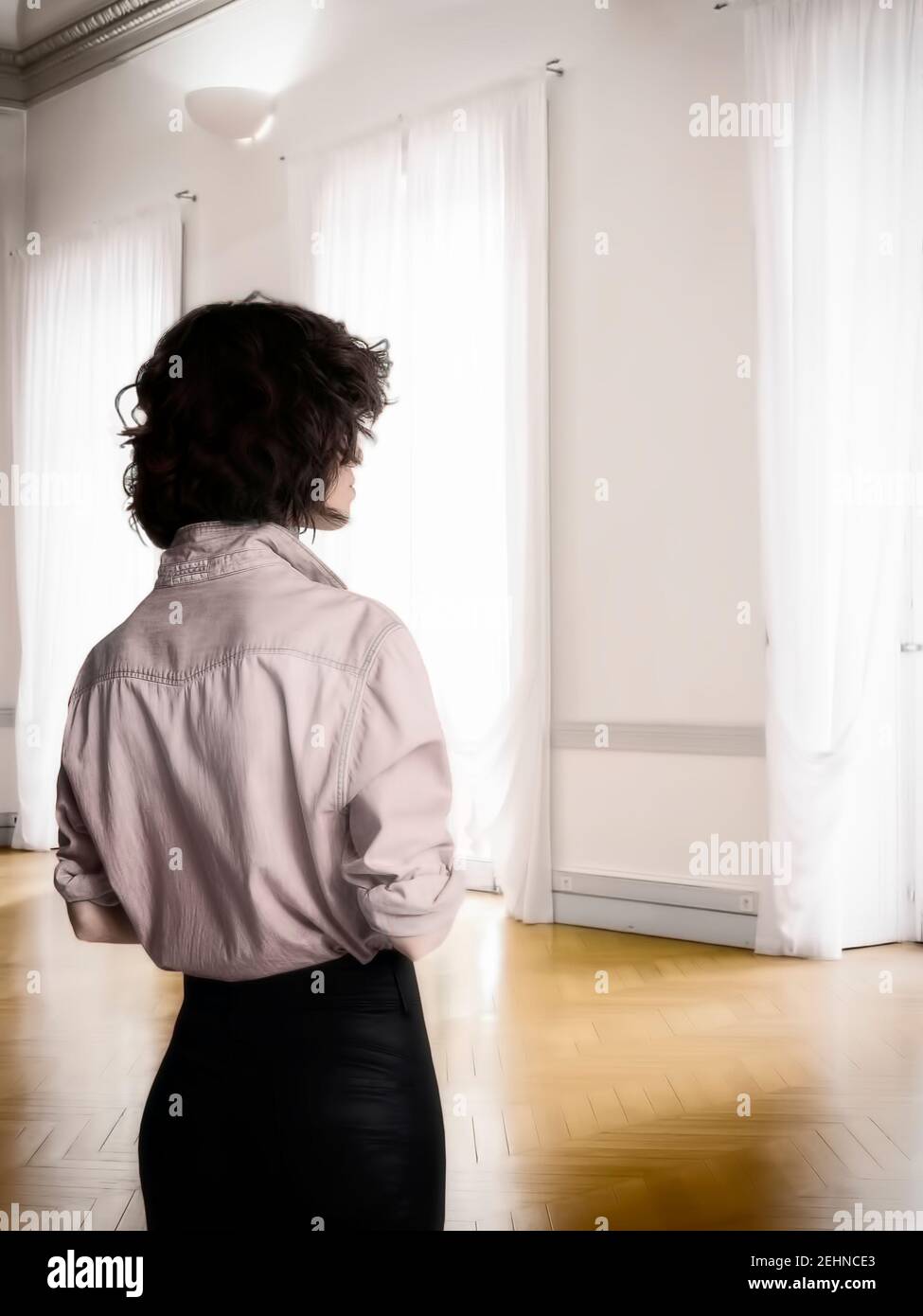 Frau, die in einem Wohnzimmer steht Stockfoto