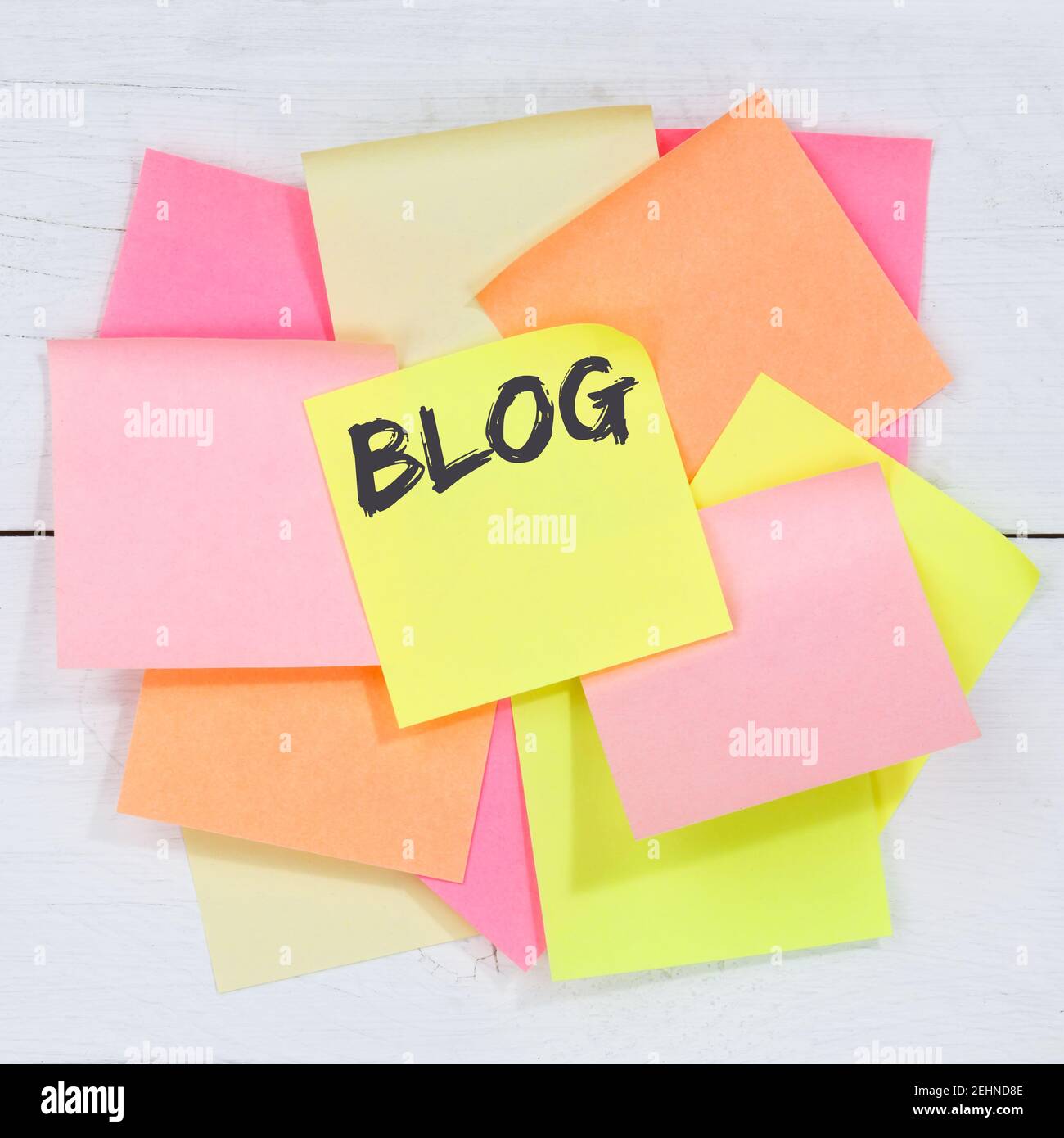 Blog schreiben Blogger online Business Konzept Schreibtisch Notiz Papier Notizen Stockfoto