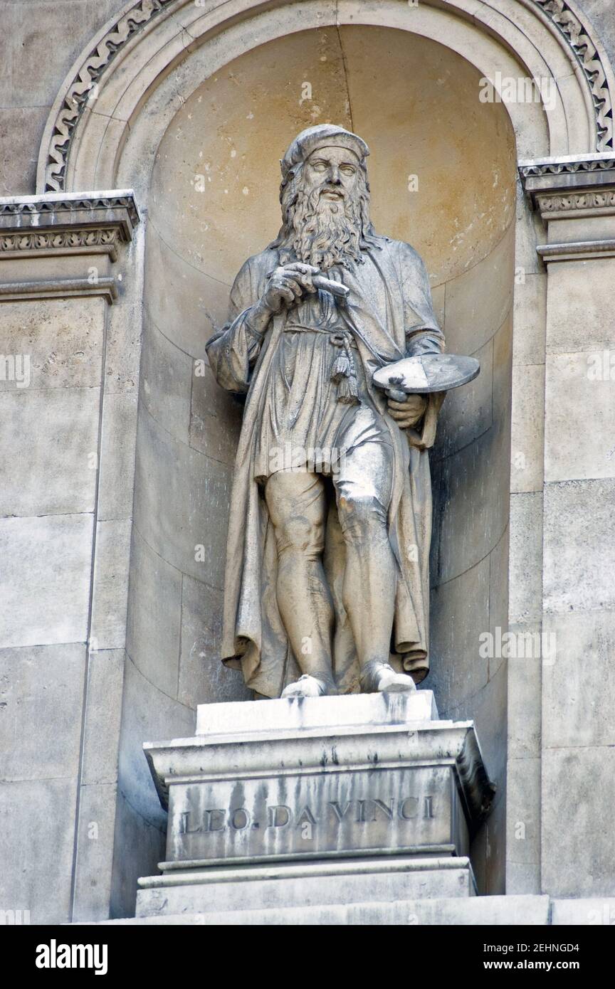 Steinstatue des Künstlers Leonardo Da Vinci an der Außenseite des Burlington House am Piccadilly, London. Stockfoto
