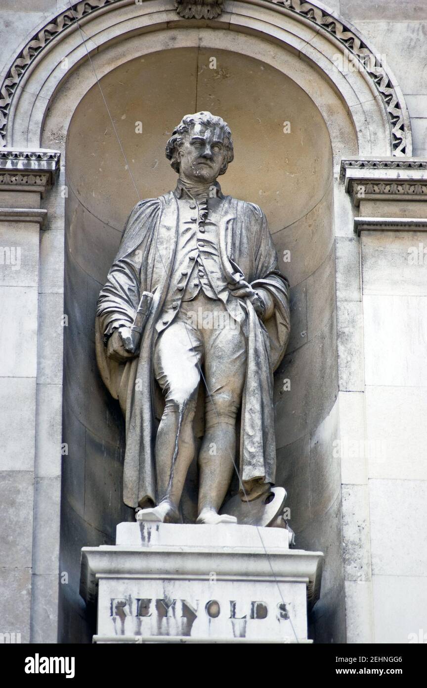 Steinstatue des Künstlers Sir Joshua Reynolds (1723 - 1792). Fassade des historischen Burlington House, Piccadilly, London. Stockfoto