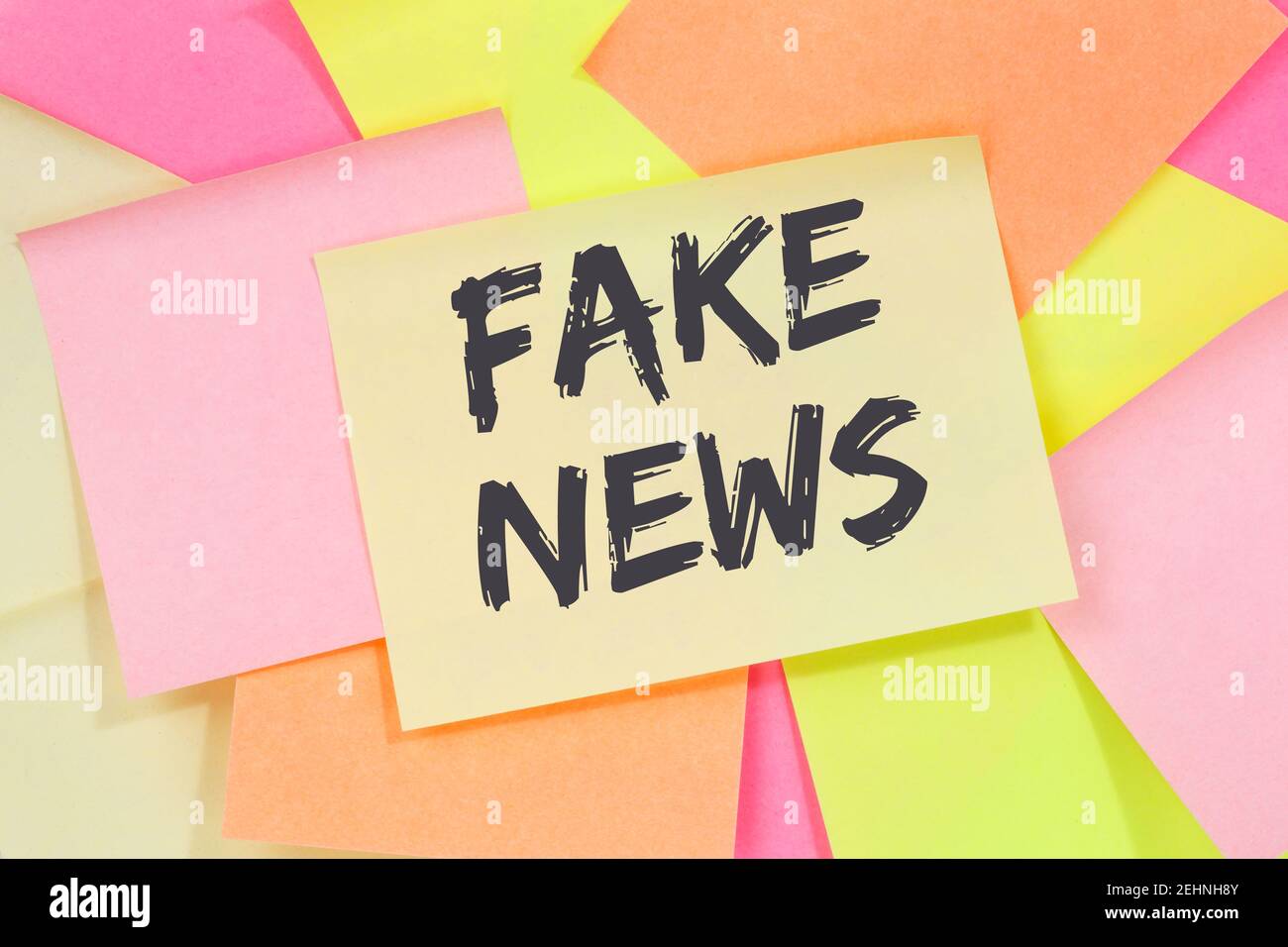 Fake News Wahrheit Lüge Medien Internet Online-Geschäft Konzept Hinweis Papier Notizpapier Stockfoto