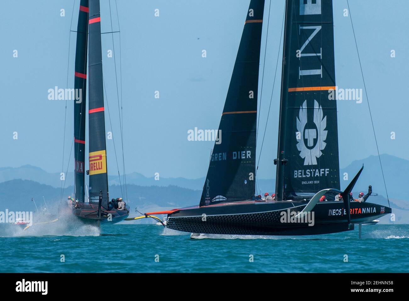 Auckland, Neuseeland. 20. Februar 2021. Prada Cup Finals. Kredit Chris Cameron / Alamy Live Nachrichten. Auckland, Neuseeland. 20. Februar 2021. Prada Cup Finals. Kredit Chris Cameron / Alamy Live Nachrichten. INEOS Team UK und Luna Rossa Prada Pirelli Team, Rennen fünf der Prada Cup Finals. Quelle: Chris Cameron/Alamy Live News Stockfoto