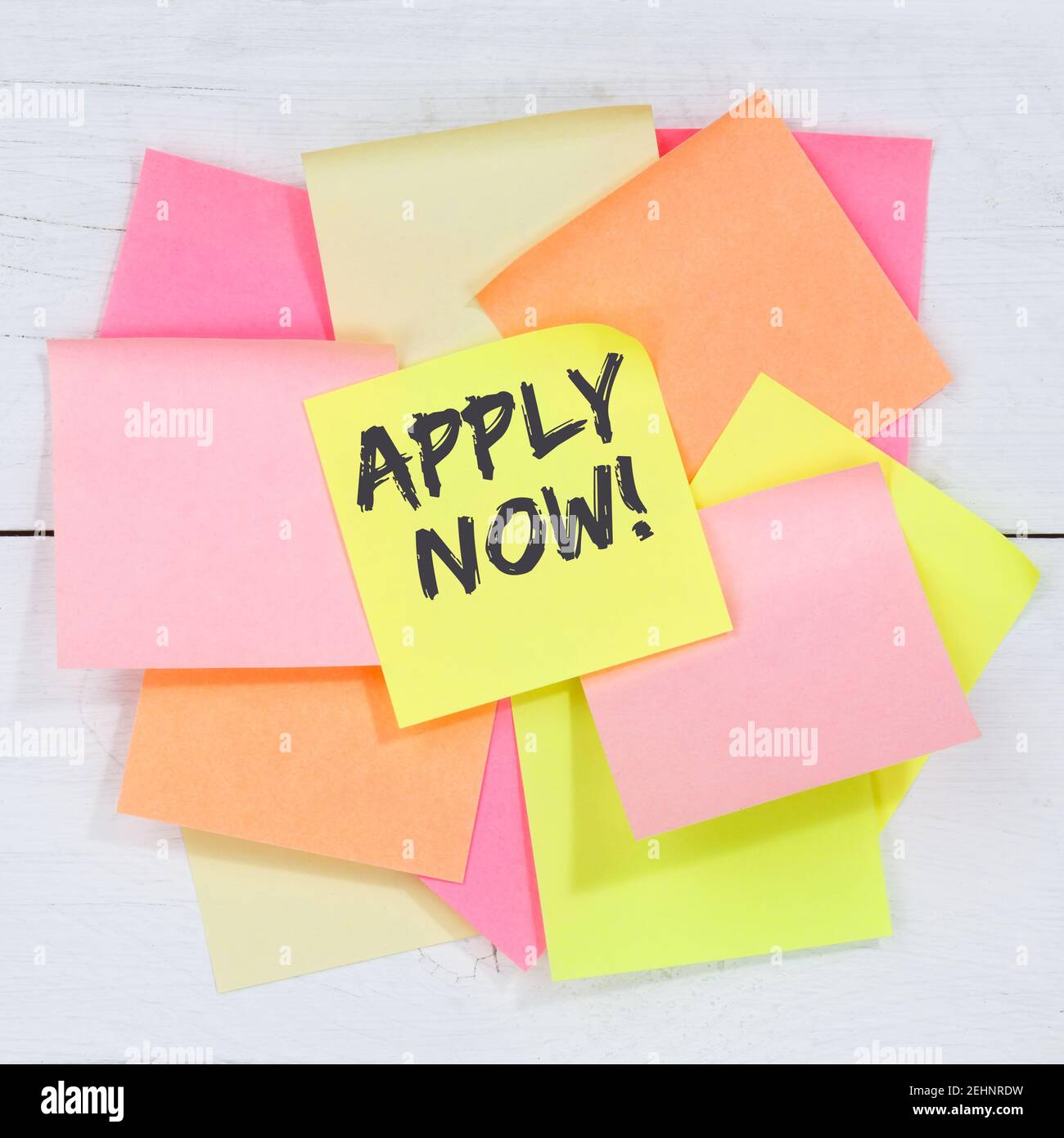 Bewerben Sie sich jetzt Jobs, Job working Rekrutierung Mitarbeiter Business Konzept Schreibtisch Note Papier Notizbuch Stockfoto