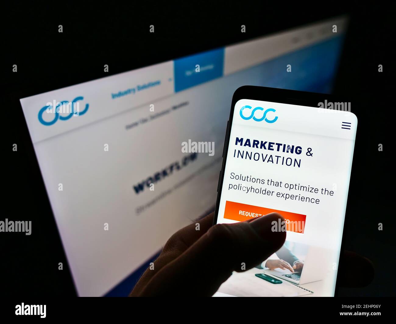 Person, die Mobiltelefon mit Website und Logo des US-Softwareunternehmens CCC Information Services Inc. Auf dem Bildschirm hält. Fokus auf der Mitte des Telefondisplays. Stockfoto