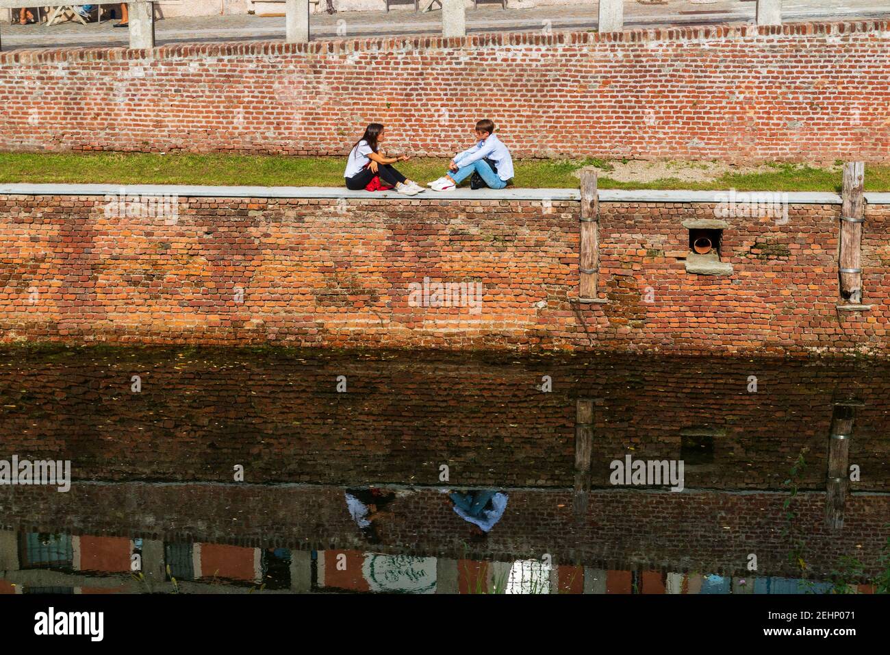 Einblicke entlang der Promenade, die sich entlang des Naviglio Grande in Robecco sul Naviglio, Mailand, Lombardei, Italien schlängelt Stockfoto