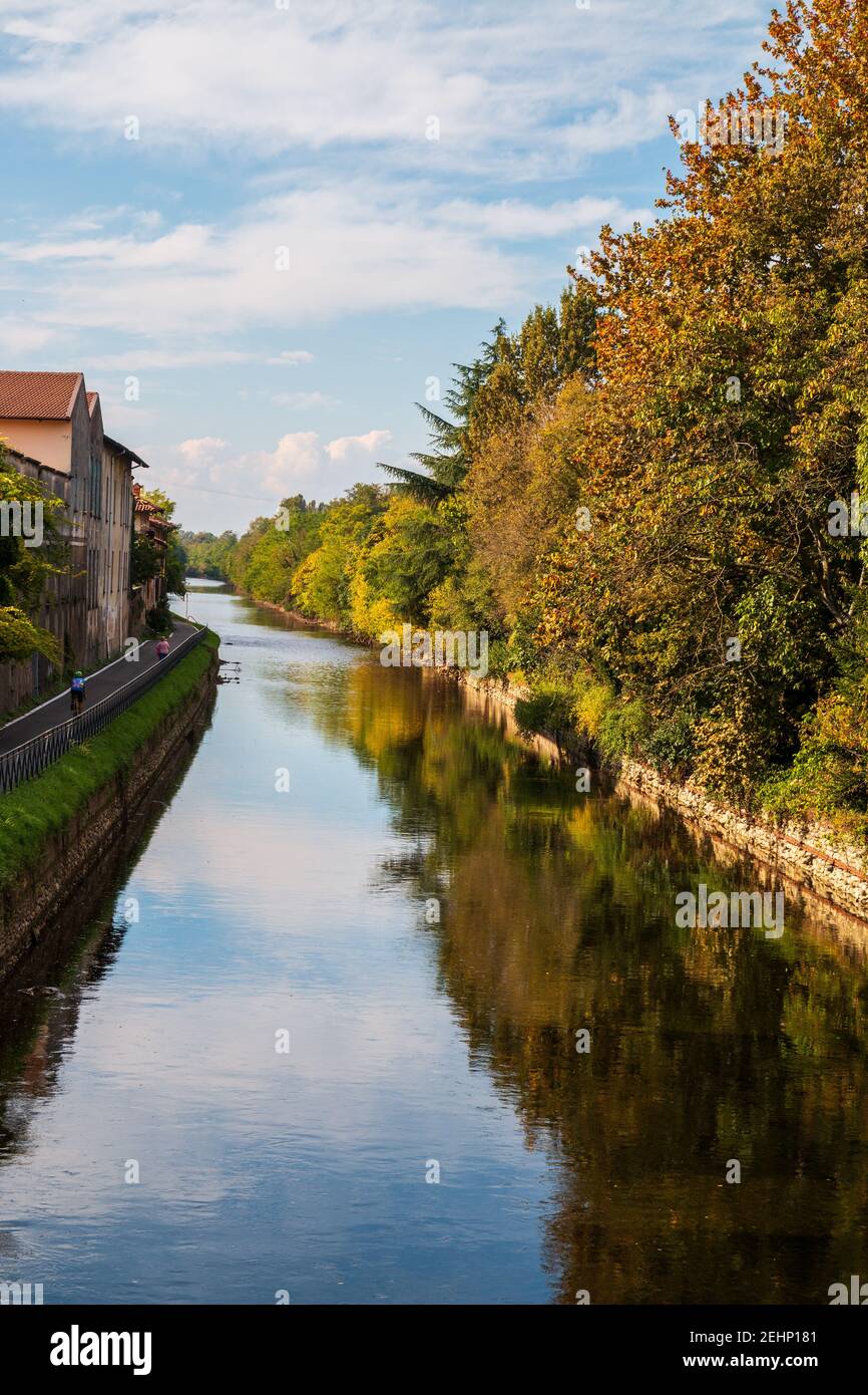 Einblicke entlang der Promenade, die sich entlang des Naviglio Grande in Robecco sul Naviglio, Mailand, Lombardei, Italien schlängelt Stockfoto