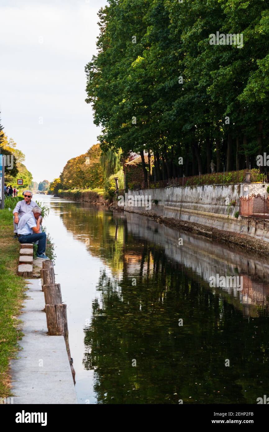Einblicke entlang der Promenade, die sich entlang des Naviglio Grande in Robecco sul Naviglio, Mailand, Lombardei, Italien schlängelt Stockfoto