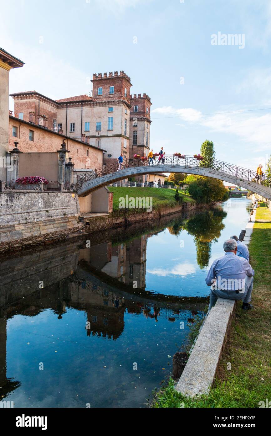 Einblicke entlang der Promenade, die sich entlang des Naviglio Grande in Robecco sul Naviglio, Mailand, Lombardei, Italien schlängelt Stockfoto