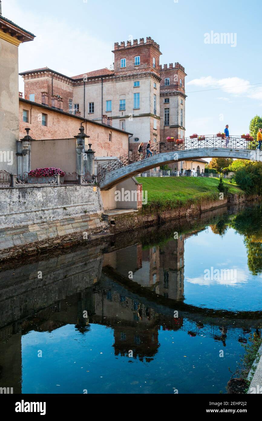 Einblicke entlang der Promenade, die sich entlang des Naviglio Grande in Robecco sul Naviglio, Mailand, Lombardei, Italien schlängelt Stockfoto