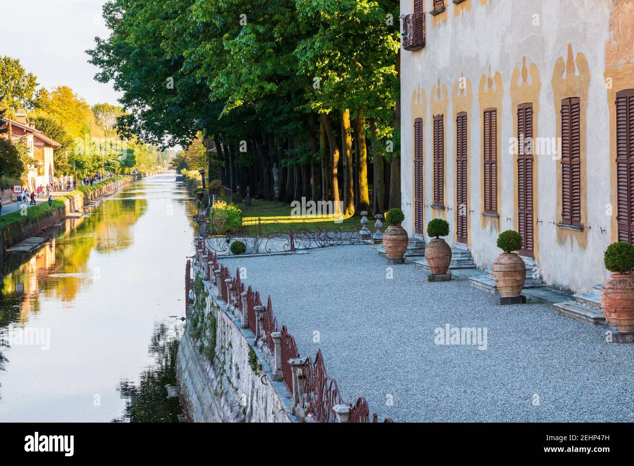 Einblicke entlang der Promenade, die sich entlang des Naviglio Grande in Robecco sul Naviglio, Mailand, Lombardei, Italien schlängelt Stockfoto