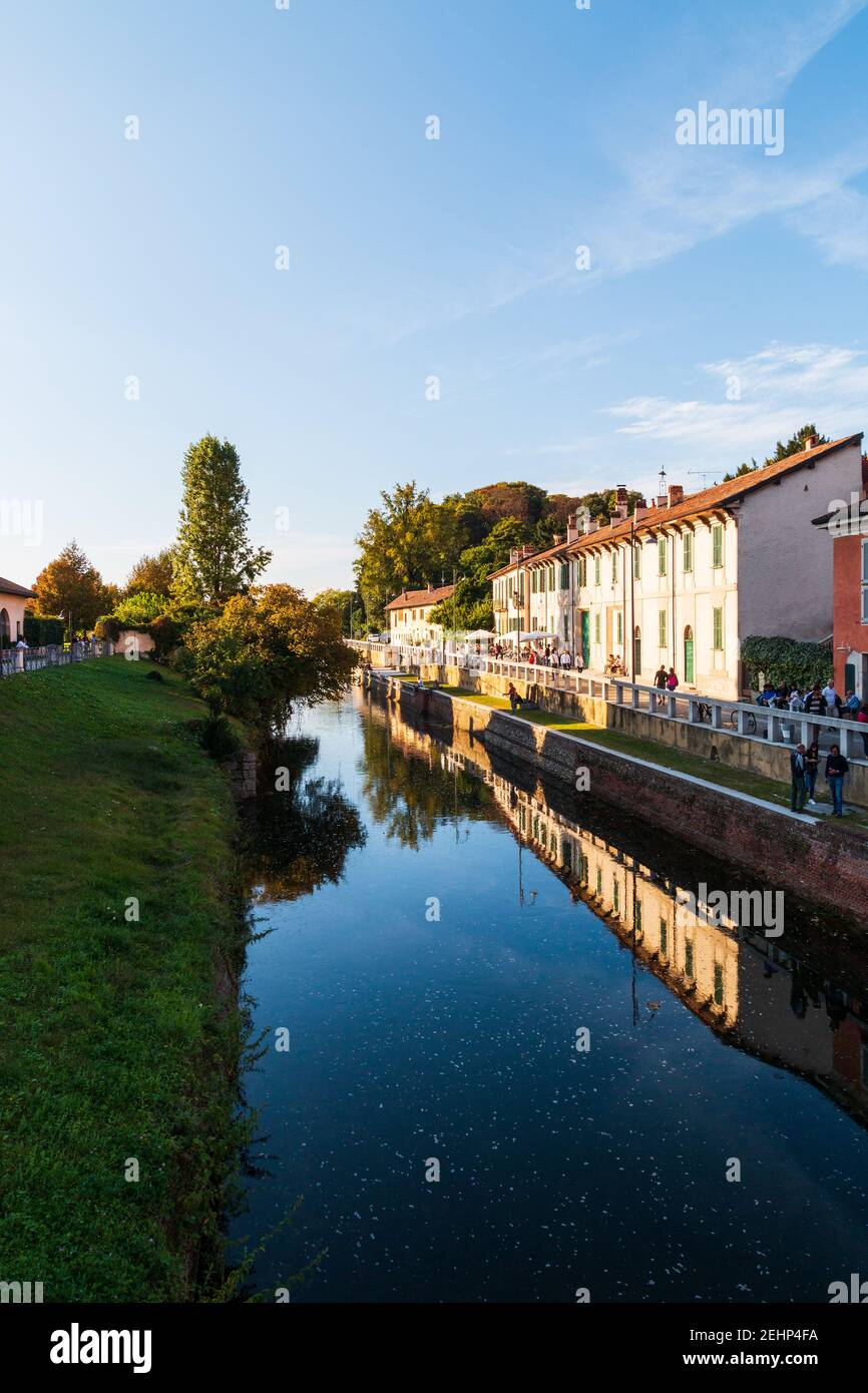Einblicke entlang der Promenade, die sich entlang des Naviglio Grande in Robecco sul Naviglio, Mailand, Lombardei, Italien schlängelt Stockfoto