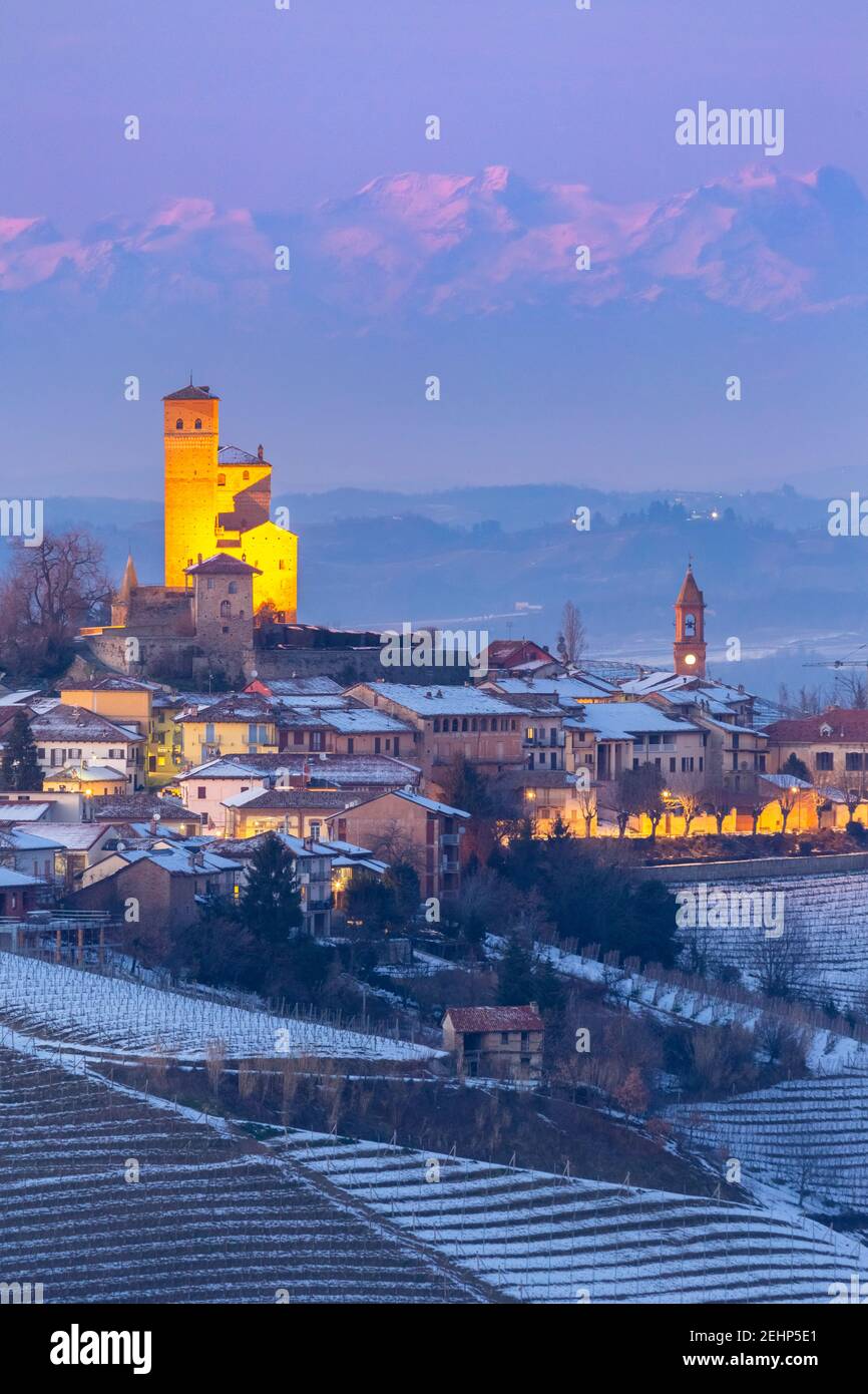 Blaue Stunde auf der mittelalterlichen Stadt Serralunga d'Alba und seiner Burg von den umliegenden Weinbergen aus gesehen. Serralunga d'Alba, Langhe, Piemont, Italien, Stockfoto