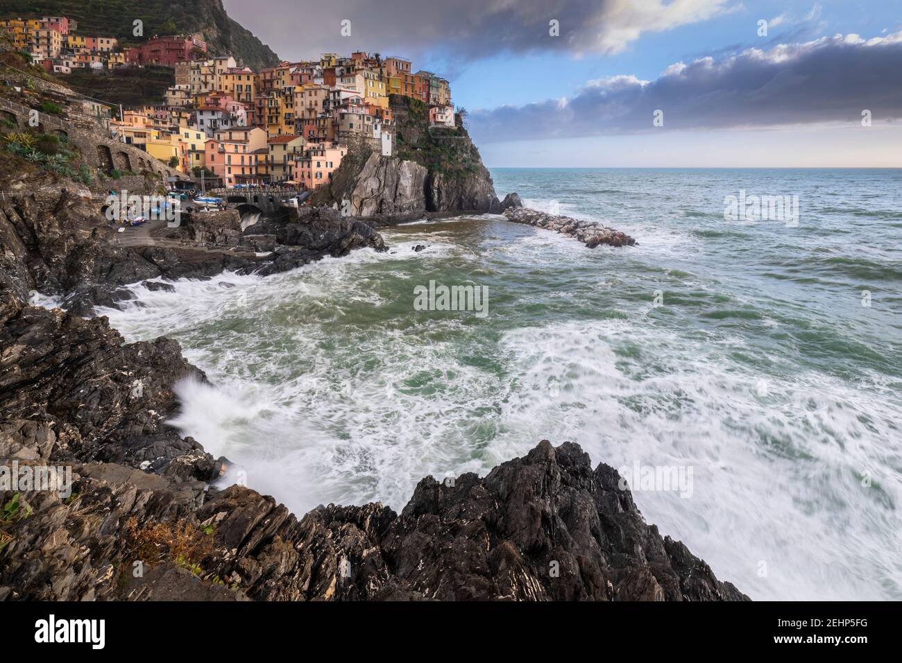 Das kleine Dorf Manarola bei Sonnenuntergang nach einem Sturm. Cinque Terre, Bezirk La Spezia, Ligurien, Italien. Stockfoto