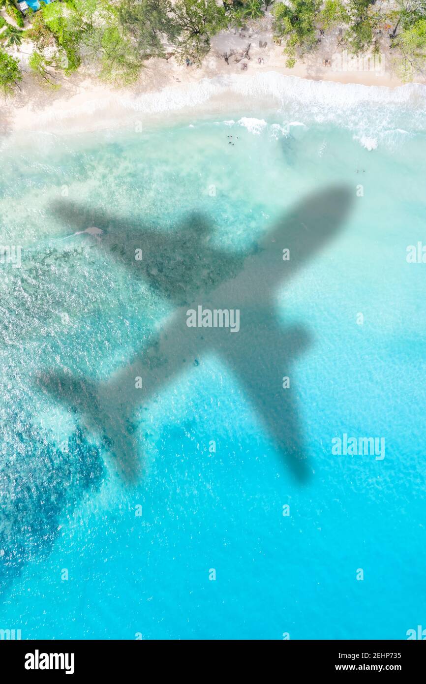 Reisen Urlaub Meer symbolisches Bild Flugzeug fliegen Seychellen Porträt Strandwasserbild formatieren Stockfoto