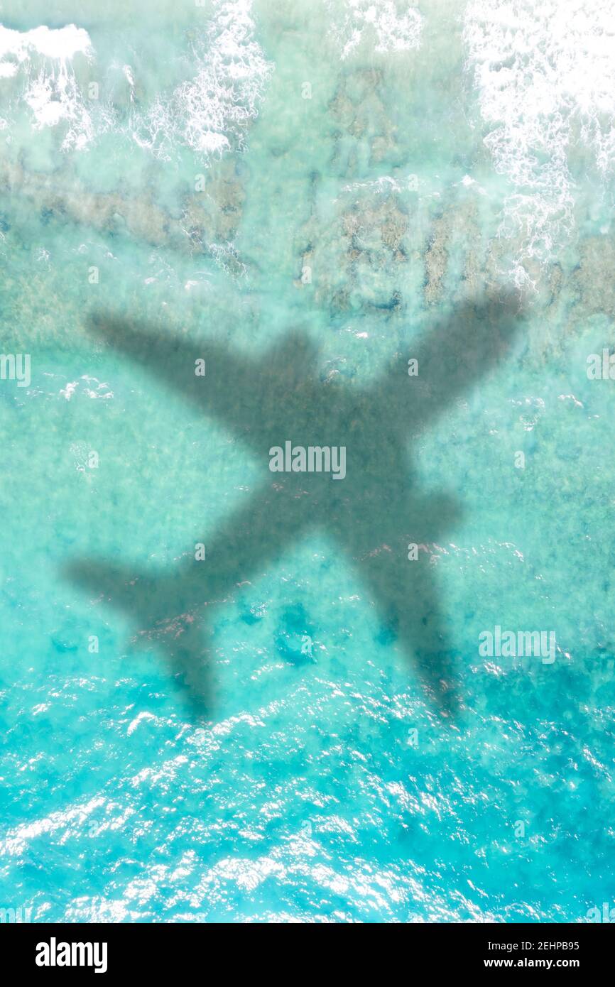 Reisen Reisen Urlaub Meer symbolische Bild Flugzeug fliegen Copyspace Kopie Raum Seychellen Hochformat Wasser Bild Stockfoto