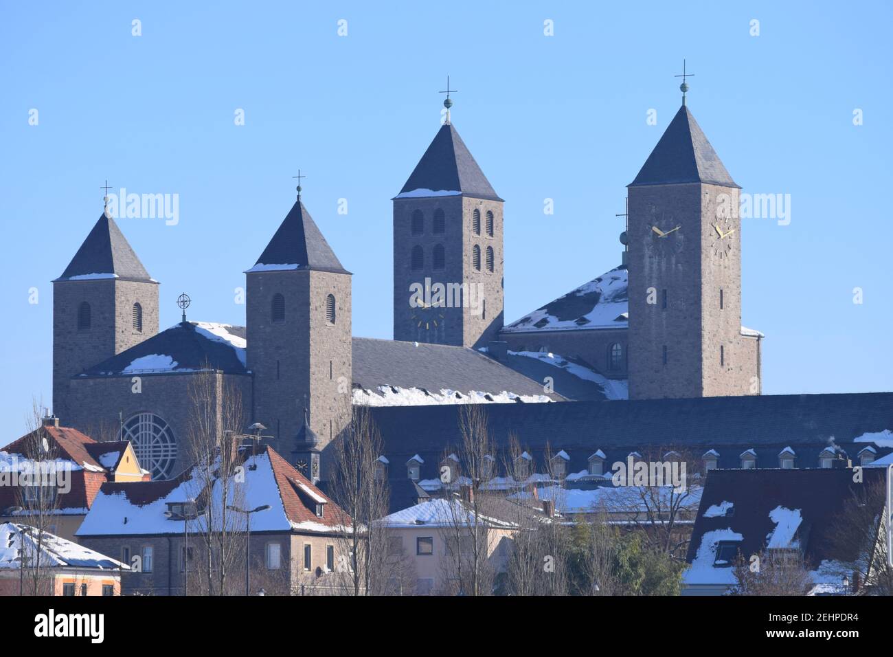 Gesamtansicht einer Abtei im Winter Stockfoto