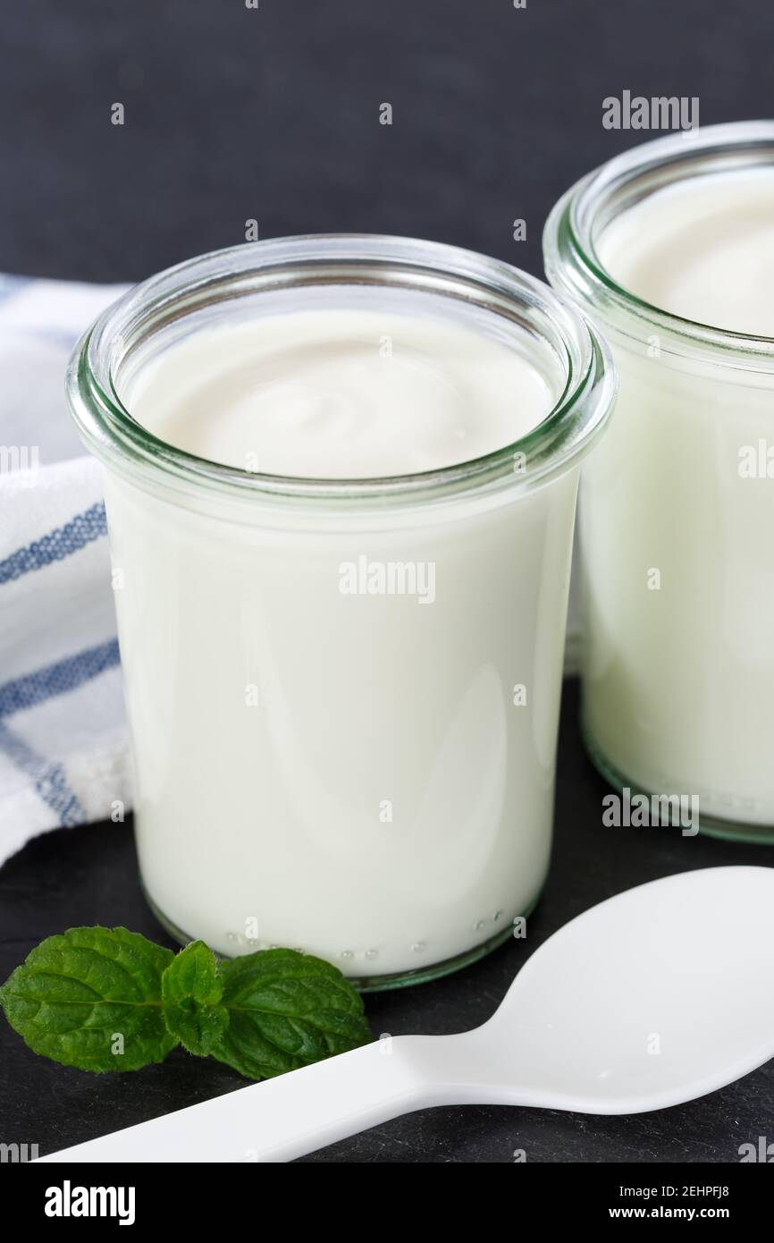 Naturjoghurt Frühstück gesunde Bio-Essen Joghurt Lebensmittel auf einem Slate Hochformat Stockfoto