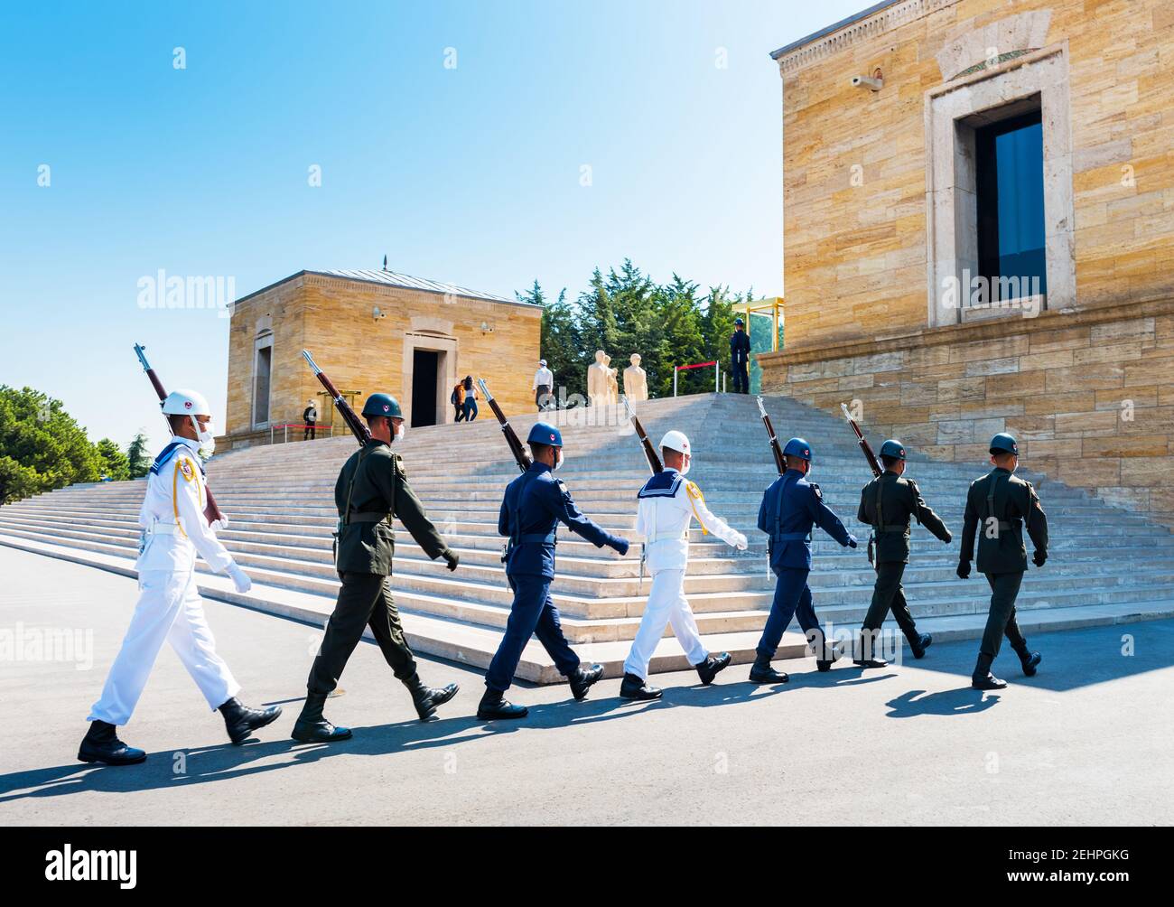 ANKARA, TÜRKEI - 3. SEPTEMBER 2020: Türkische Soldaten gehen in Anitkabir zum Wachwechsel. Anitkabir ist das Mausoleum von Mustafa Kemal Ataturk. Stockfoto