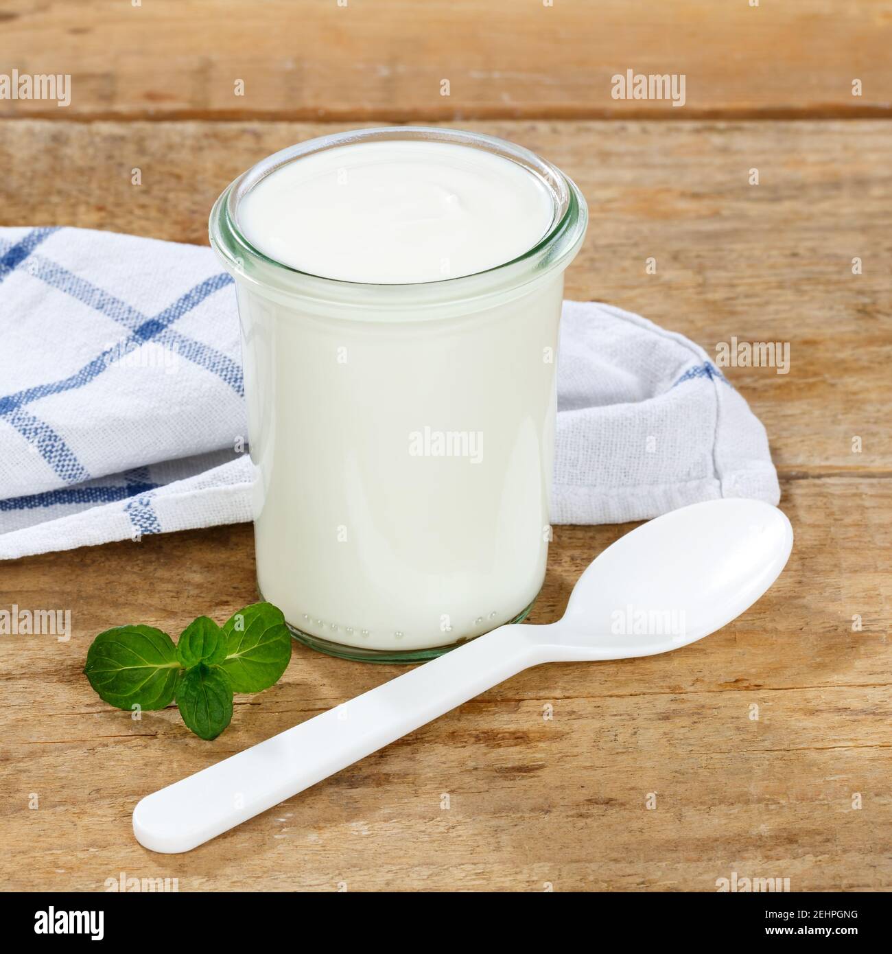 Naturjoghurt Frühstück gesunde Bio-Essen Joghurt Lebensmittel auf einem Holzbrett quadratisch Stockfoto