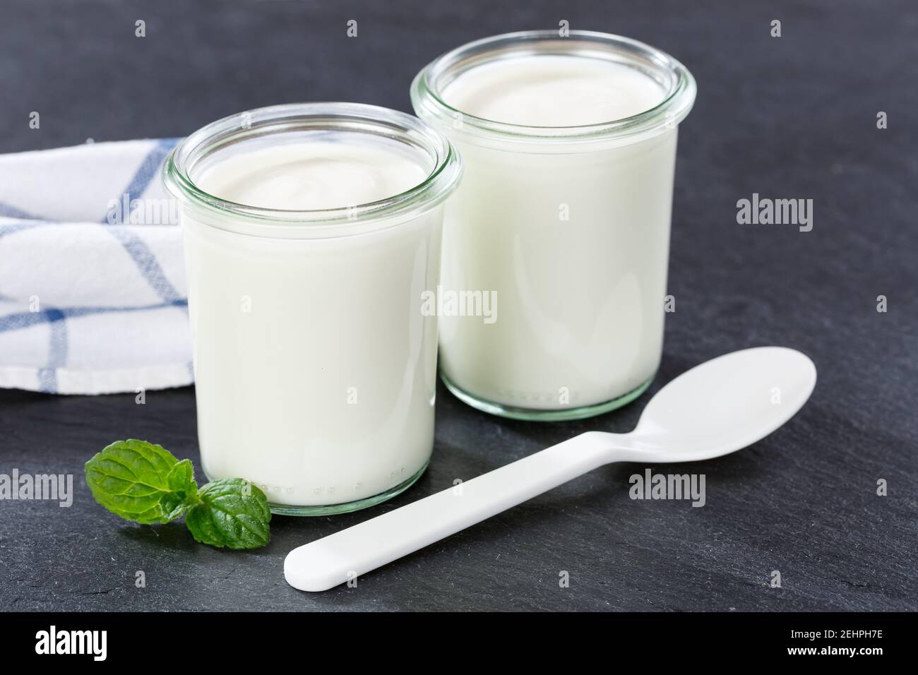 Naturjoghurt Frühstück gesunde Bio-Essen Joghurt Lebensmittel auf einem Schiefer Stockfoto