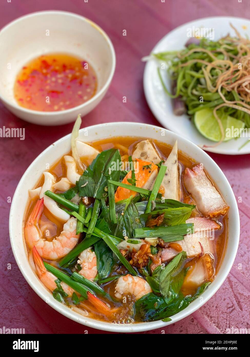 Beliebte und leckere Vietnam Meeresfrüchte Nudeln Suppe - Bun Mam Nudeln. Hochwertige Fotos Stockfoto