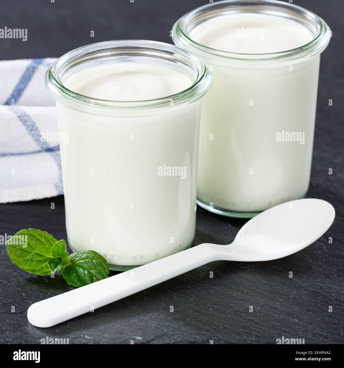 Naturjoghurt Frühstück gesunde Bio-Essen Joghurt Lebensmittel auf einem Schiefer quadratisch Stockfoto