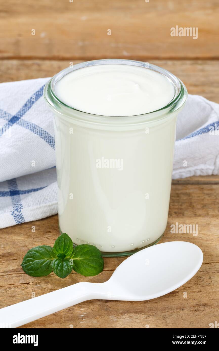 Naturjoghurt Frühstück gesunde Bio-Essen Joghurt Lebensmittel auf einem Holzbrett Hochformat Stockfoto