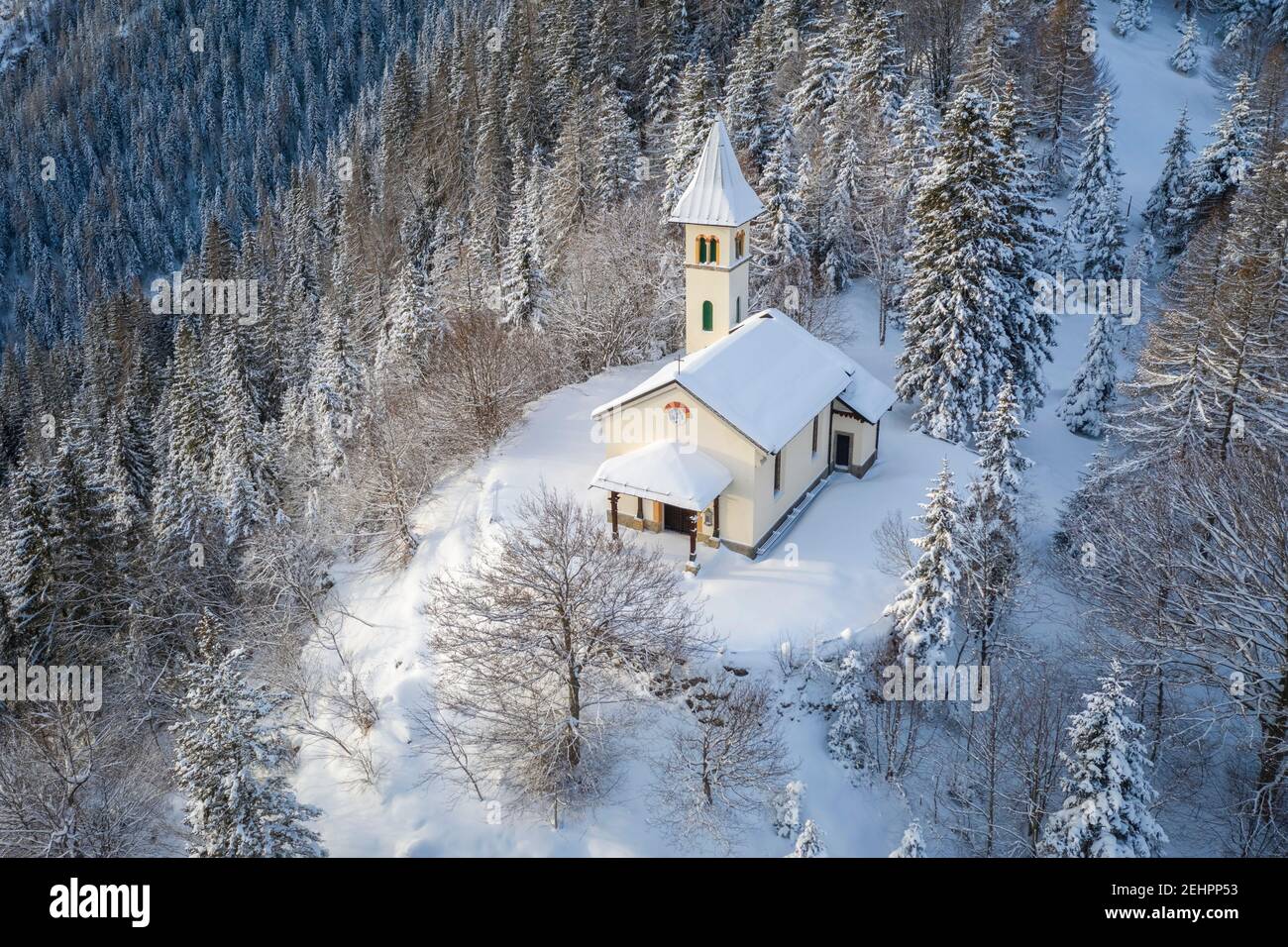 Silvestri Kirche während eines Wintersonnenaufgangs. Presolana Pass, Angolo Terme, Seriana Tal, Brescia Provinz, Lombardei, Italien. Stockfoto