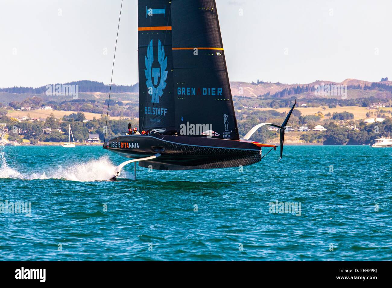 Prada Cup Finale, Ineos Team UK (UK) im Rennen 5. Waitemata Harbour, Auckland, Neuseeland, 20th. Februar 2021. Kredit - Neil Farrin/Alamy Live Nachrichten Stockfoto