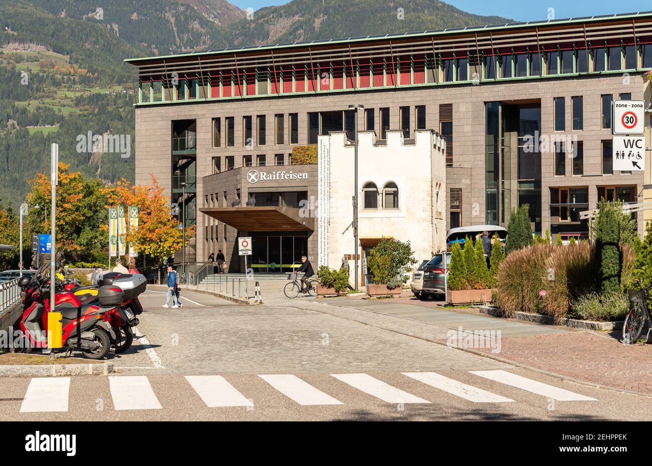 Bruneck - Bruneck, Südtirol, Italien - 11. Oktober 2019: Raiffeisen Bankgebäude im Zentrum von Bruneck - Bruneck, Südtirol Stockfoto