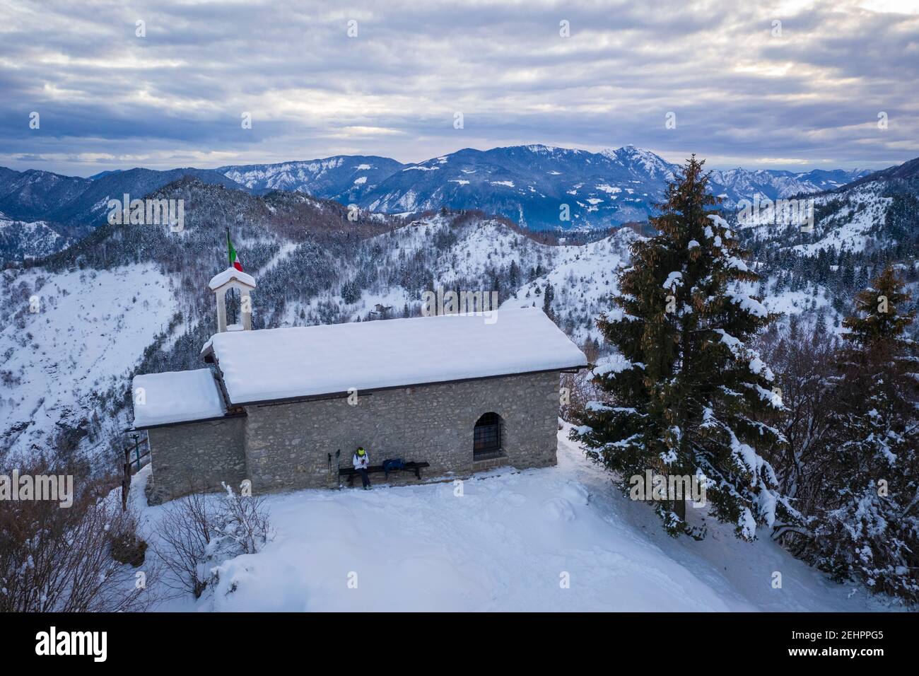 Luftaufnahme der Kirche San Peder im Winter. Rusio, Castione della Presolana, Val Seriana, Bezirk Bergamo, Lombardei, Italien. Stockfoto