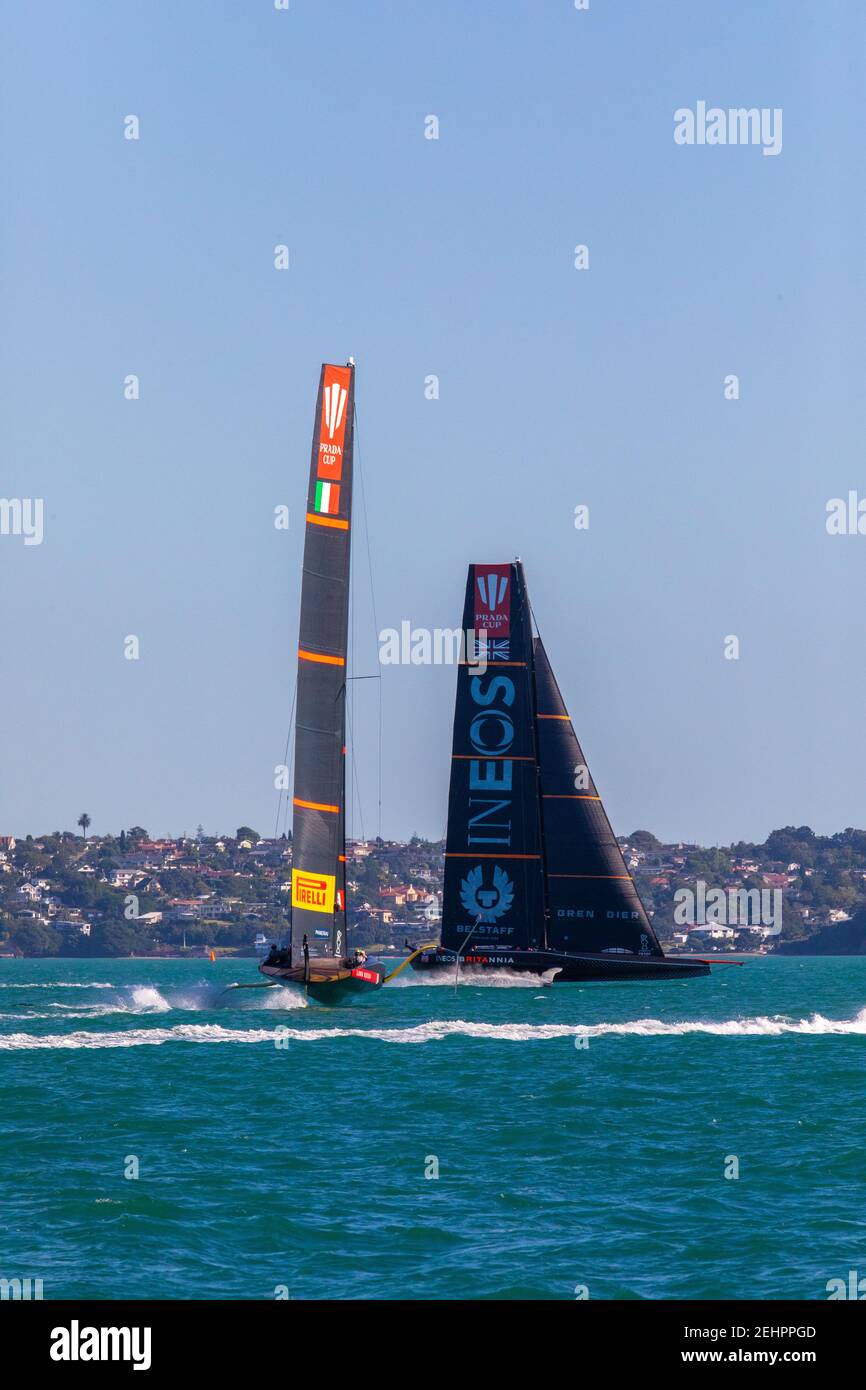 Prada Cup Final, Luna Rossa Prada Pirelli (Italien) im Rennen 6 gegen Ineos Team UK (UK), Waitemata Harbour, Auckland, Neuseeland, 20th. Februar 2021. Kredit - Neil Farrin/Alamy Live Nachrichten Stockfoto