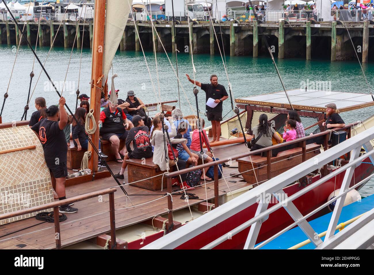 Passagiere an Bord eines traditionellen Maori Waka moana, einem großen Kanu, während des Tamaki Herenga Waka Festivals in Auckland, Neuseeland Stockfoto