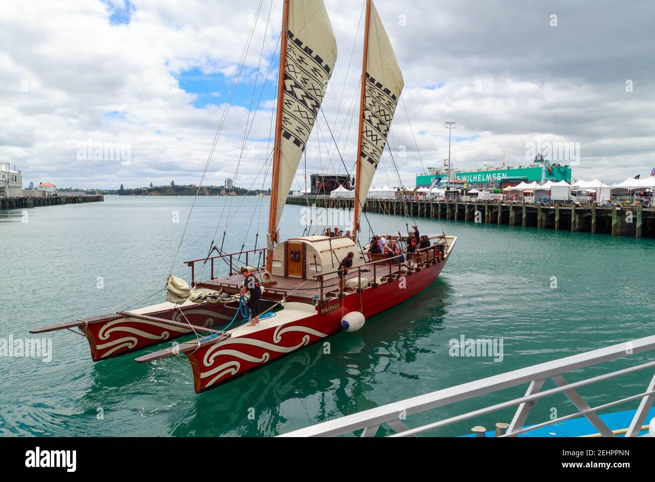 Der traditionelle Maori Waka 'Haunui', ein doppelhügeliger, Ozean-Kanu, segelt nach Auckland während des Tamaki Herenga Waka Festival Stockfoto