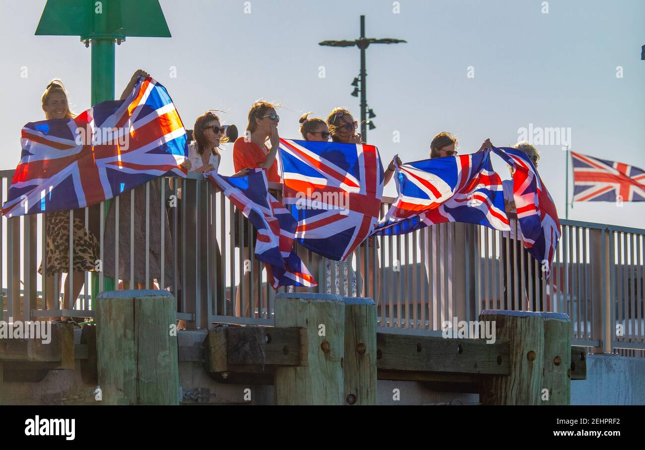 Prada Cup Finale, jubelende britische Fans nach Ineos Team UK (UK) gewinnen Rennen 6 gegen Luna Rossa Prada Pirelli (Italien), Waitemata Harbour, Auckland, Neuseeland, 20th. Februar 2021. Kredit - Neil Farrin/Alamy Live Nachrichten Stockfoto