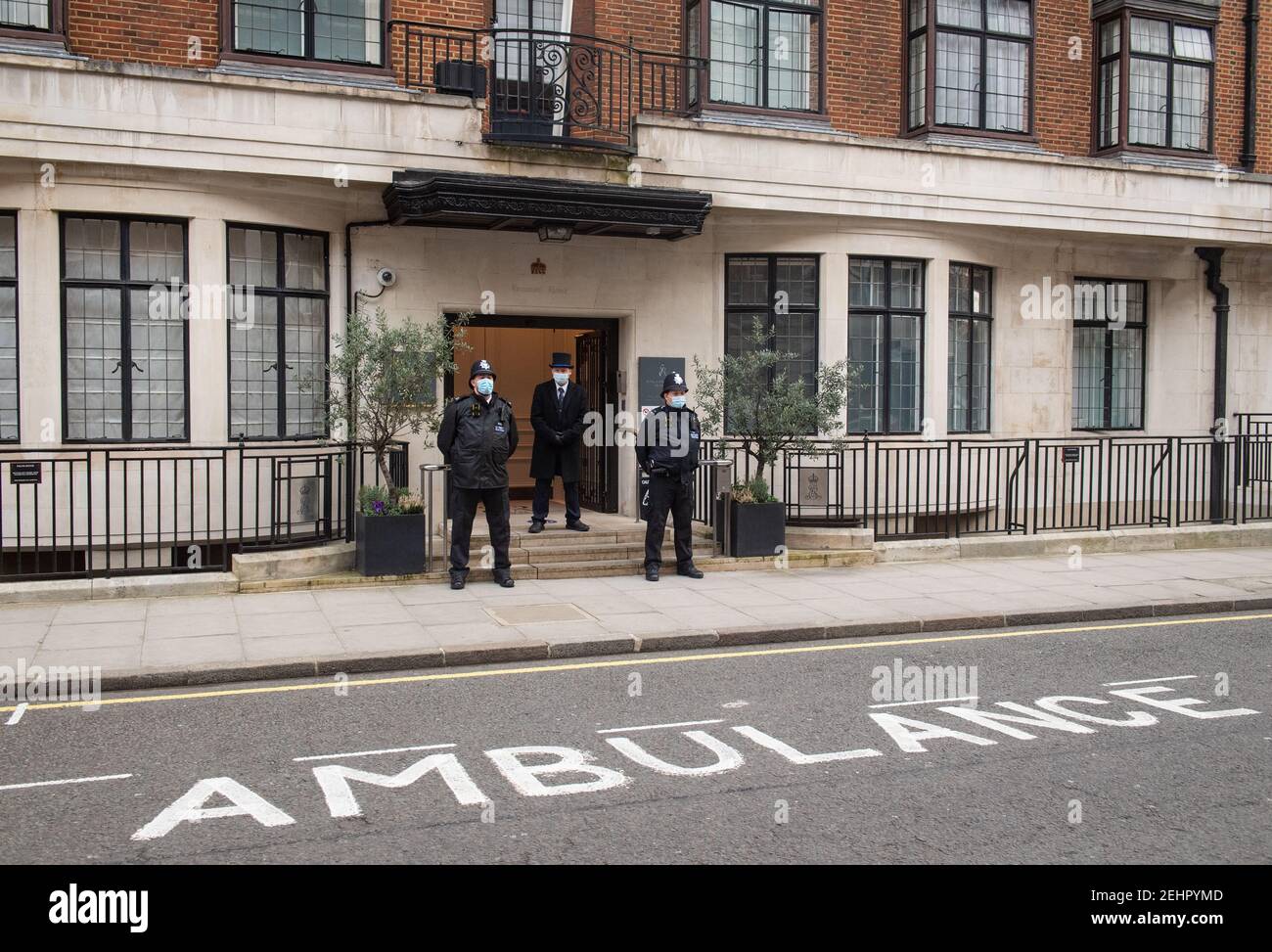 Polizeibeamte und Krankenhaussicherheit stehen am Eingang des King Edward VII Hospital in London, wo der Herzog von Edinburgh am Dienstagabend als Vorsichtsmaßnahme nach Unwohlsein aufgenommen wurde. Bilddatum: Samstag, 20. Februar 2021. Stockfoto