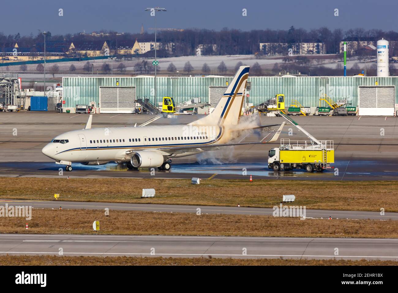 Stuttgart, 15. Januar 2021: Enteisung eines Gainjet Ireland Boeing 737-700(BBJ)-Flugzeugs am Flughafen Stuttgart (STR) in Deutschland. Stockfoto