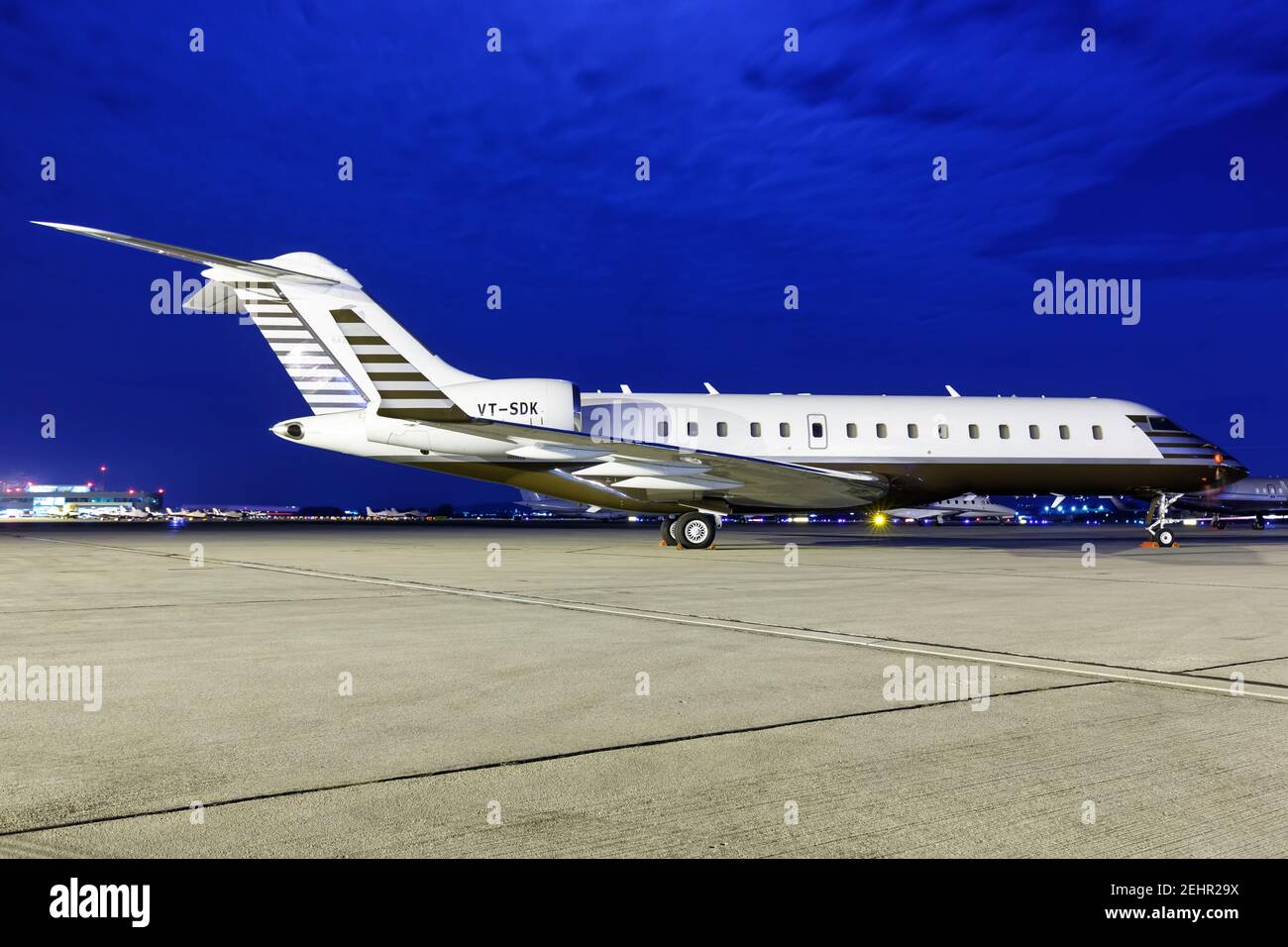 Stuttgart, 28. Februar 2018: Bombardier BD-700-1A10 Global 6000 Flugzeug am Flughafen Stuttgart (STR) in Deutschland. Stockfoto
