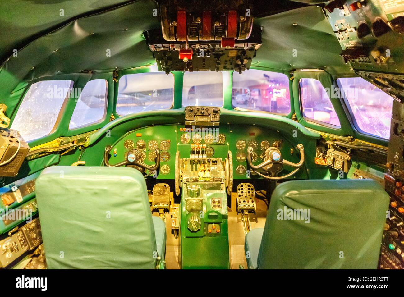 New York City, New York - 27. Februar 2020: Cockpit eines TWA Trans World Airlines Lockheed L1649A Starliner Connie Flugzeugs am New York JFK Airport i Stockfoto