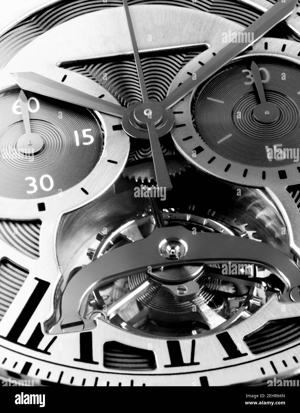 Schwarzweiß-Makroaufnahme Detail einer Armbanduhr mit sichtbarer mechanischer Bewegung. Stockfoto