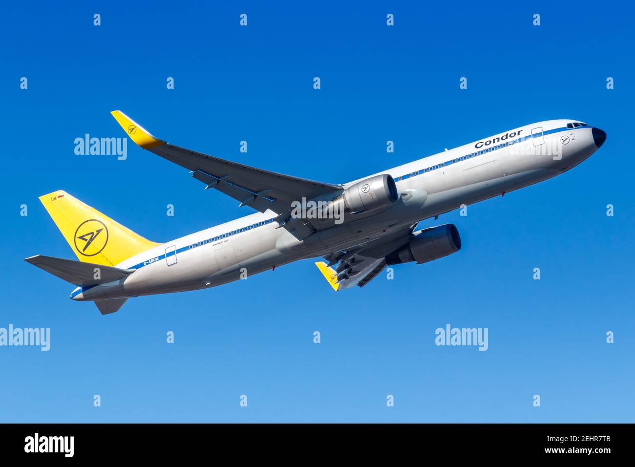 Frankfurt, Deutschland - 13. Februar 2021: Condor Boeing 767-300ER Flugzeug in der Retro Sonderlivery am Frankfurter Flughafen (FRA) in Deutschland. Stockfoto