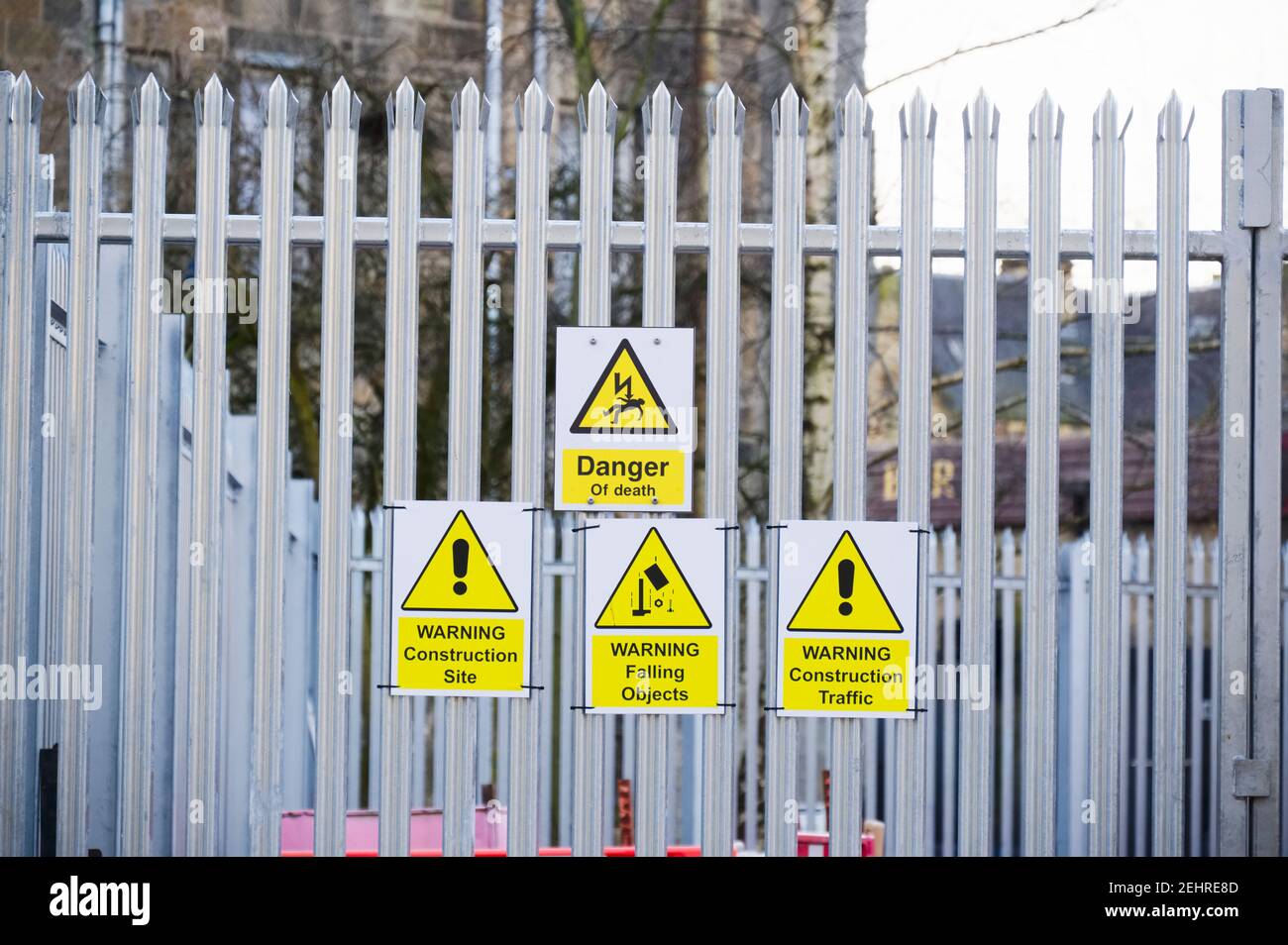 Baustelle Gesundheit und Sicherheit Nachricht regeln Schild Schilder am Zaun Grenze Stockfoto