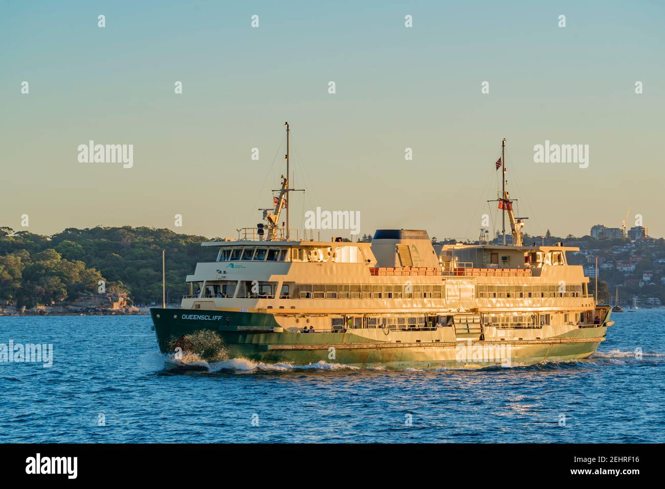 Die Sydney Ferry, Queenscliff, macht ihren Weg durch den Hafen von Sydney, vorbei an Georges Head in Richtung Manly, an einem sonnigen Sommernachmittag in Australien Stockfoto