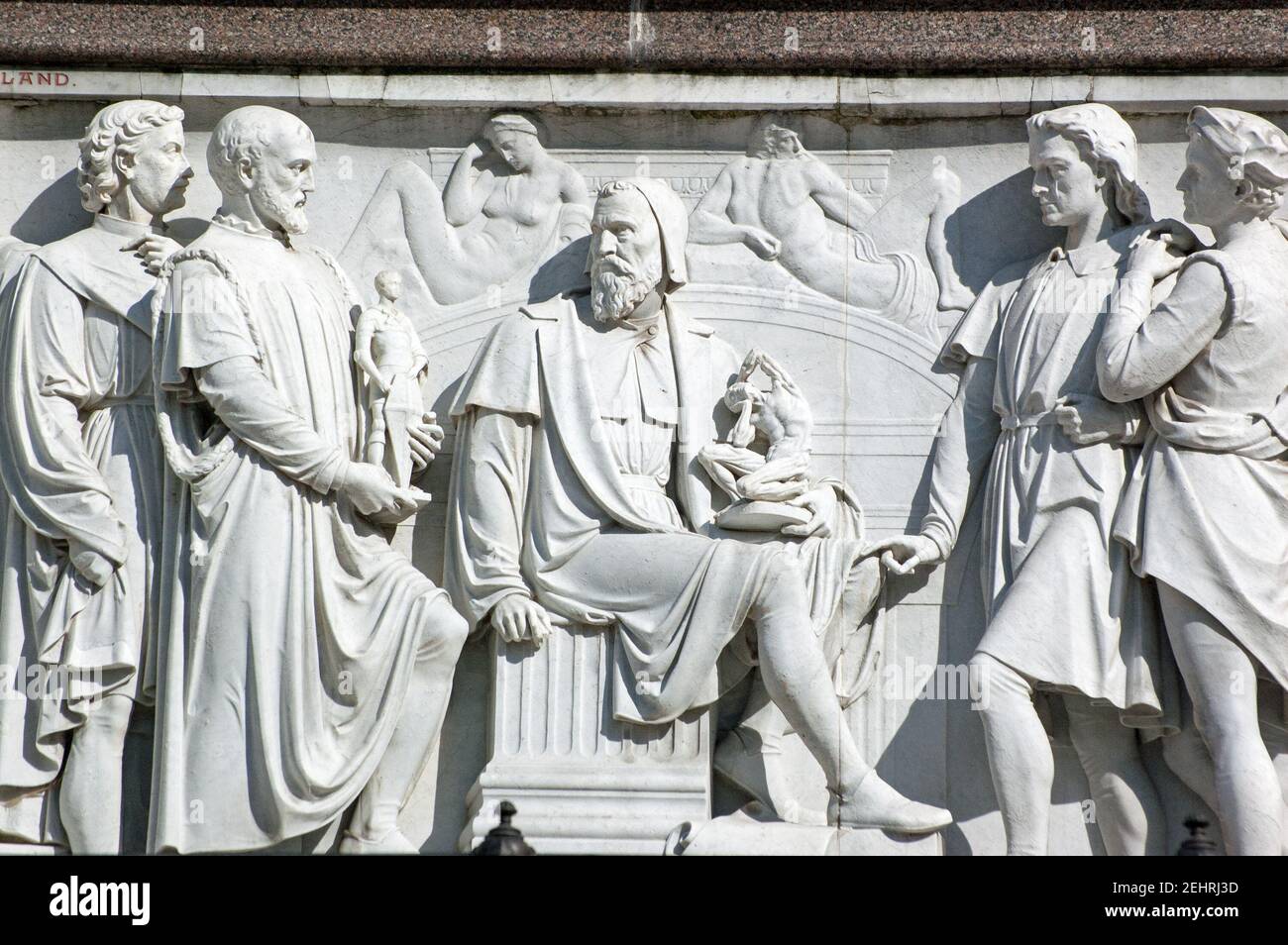 Teil des Fries von Renaissance-Künstlern rund um das Albert Memorial in Kensington, London. In diesem Detail sitzt Donatello in der Mitte. Stockfoto