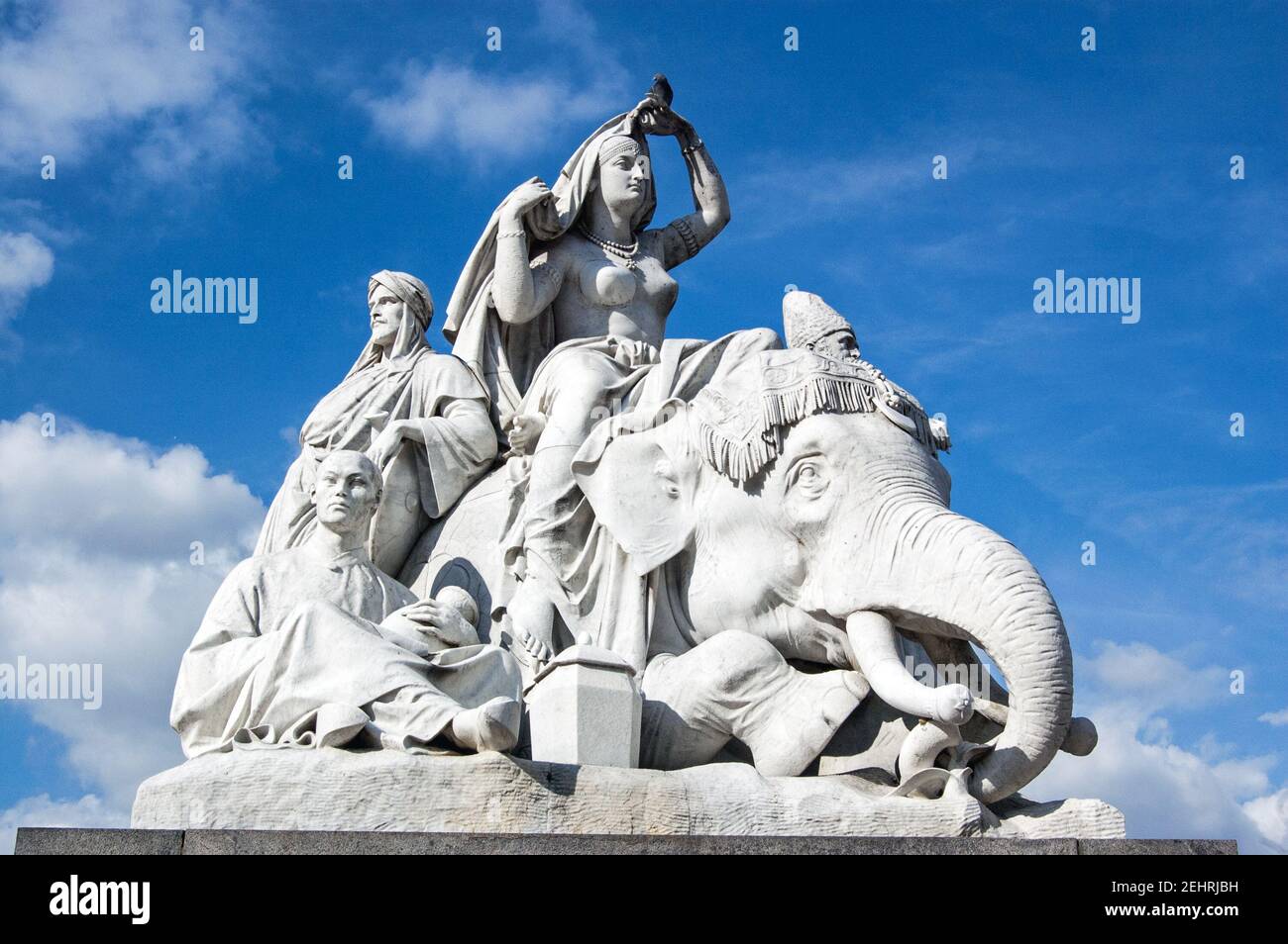 Allegorische Statue, die den Kontinent Asien darstellt, an einer Ecke des Albert Memorial im Hyde Park, Kensington, London. Stockfoto