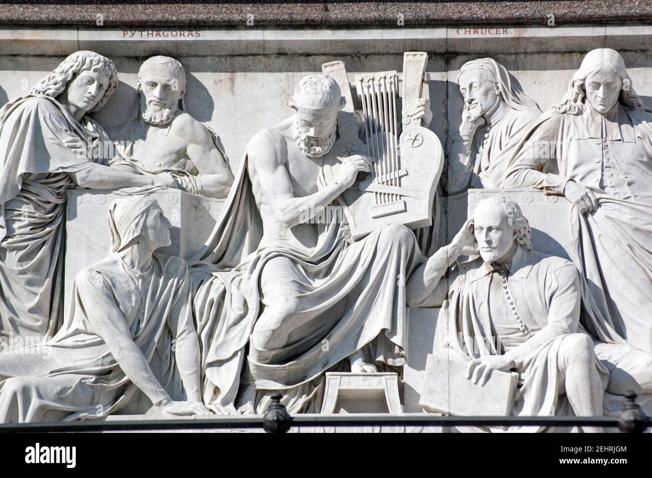 Steinfriese mit verschiedenen künstlerischen Helden des viktorianischen Englands mit Homer im Zentrum und auch Chaucer, Shakespeare, Virgil, Dante und P Stockfoto
