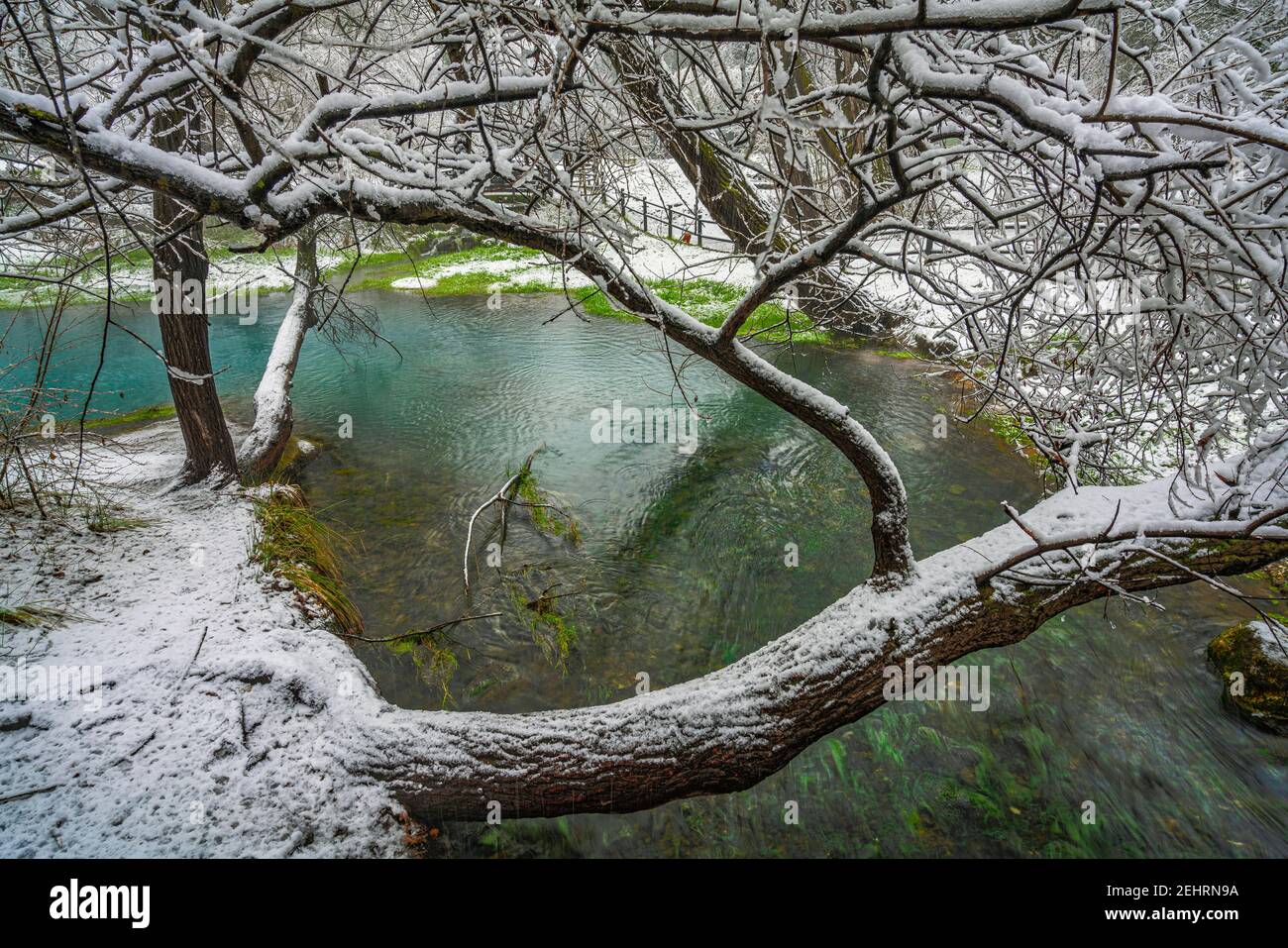 Heißer Schwefel entspringt in einer verschneiten Landschaft. Quellen des Lavino, Maiella Nationalpark, Abruzzen Stockfoto
