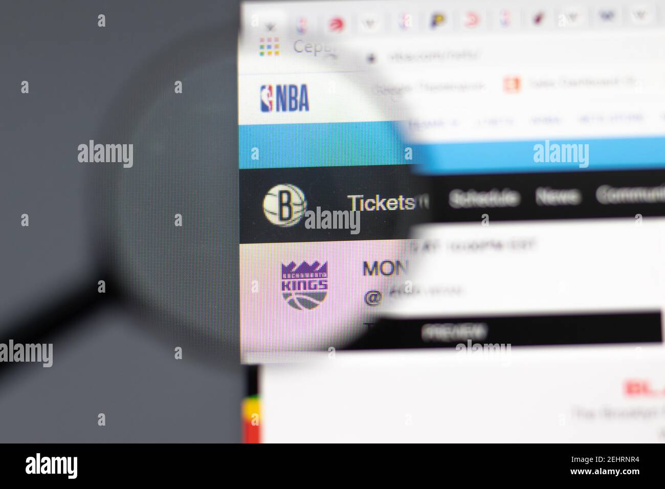 New York, USA - 15. Februar 2021: Brooklyn Nets Website im Browser mit Firmenlogo, illustrative Editorial Stockfoto